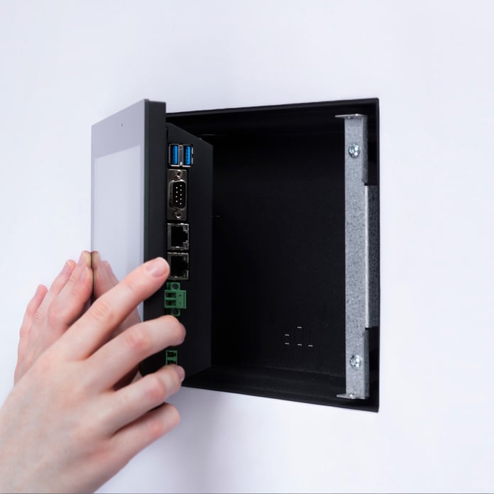 Touch panel for building automation, flush installation